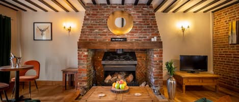 Signature Suite, 1 King Bed with Sofa bed | Living area | Flat-screen TV