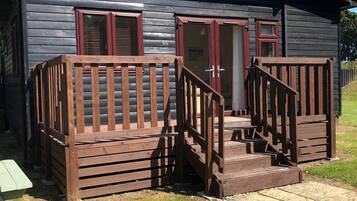 Standard-Chalet, 2 Schlafzimmer (Log Cabin) | 1 Schlafzimmer, schallisolierte Zimmer, Bügeleisen/Bügelbrett