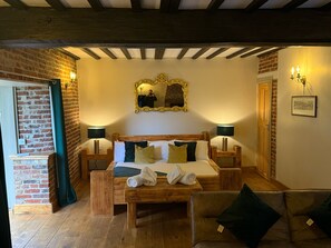 Signature Suite, 1 King Bed with Sofa bed | Soundproofing, iron/ironing board, free WiFi, bed sheets