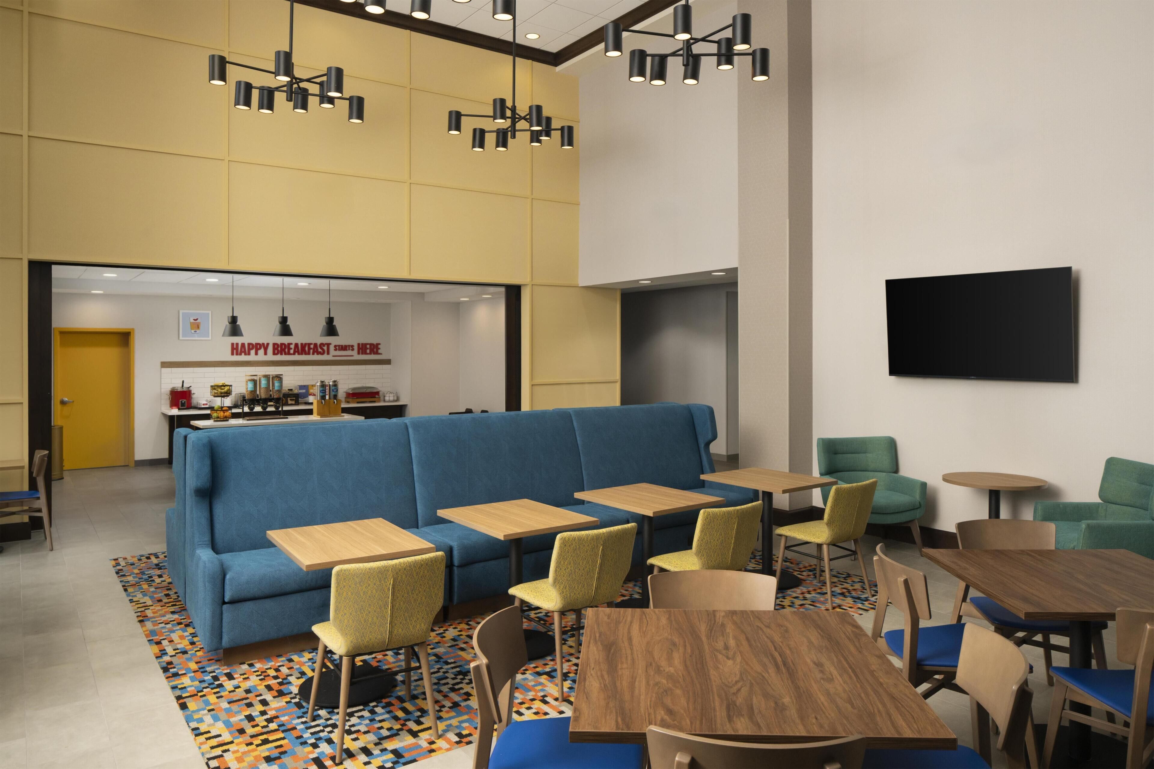 بوفيه فطور مجانًا يوميًا