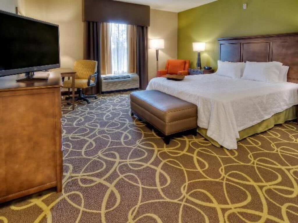 مكتب ومكواة/لوح كي وأسرّة أطفال/رضّع (مجانًا) وأسرّة قابلة للطي