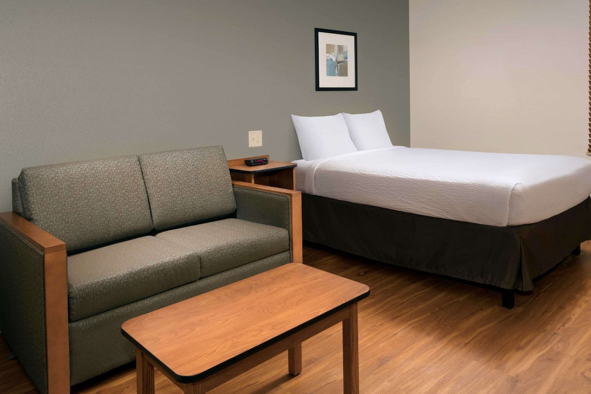 Desk, iron/ironing board, free WiFi, bed sheets