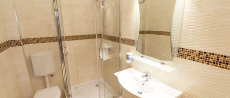 Family Apartment, 3 Bedrooms | Bathroom | Towels