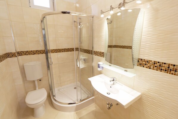 Family Apartment, 3 Bedrooms | Bathroom | Towels - Bella Villa Siofok (Siófok)