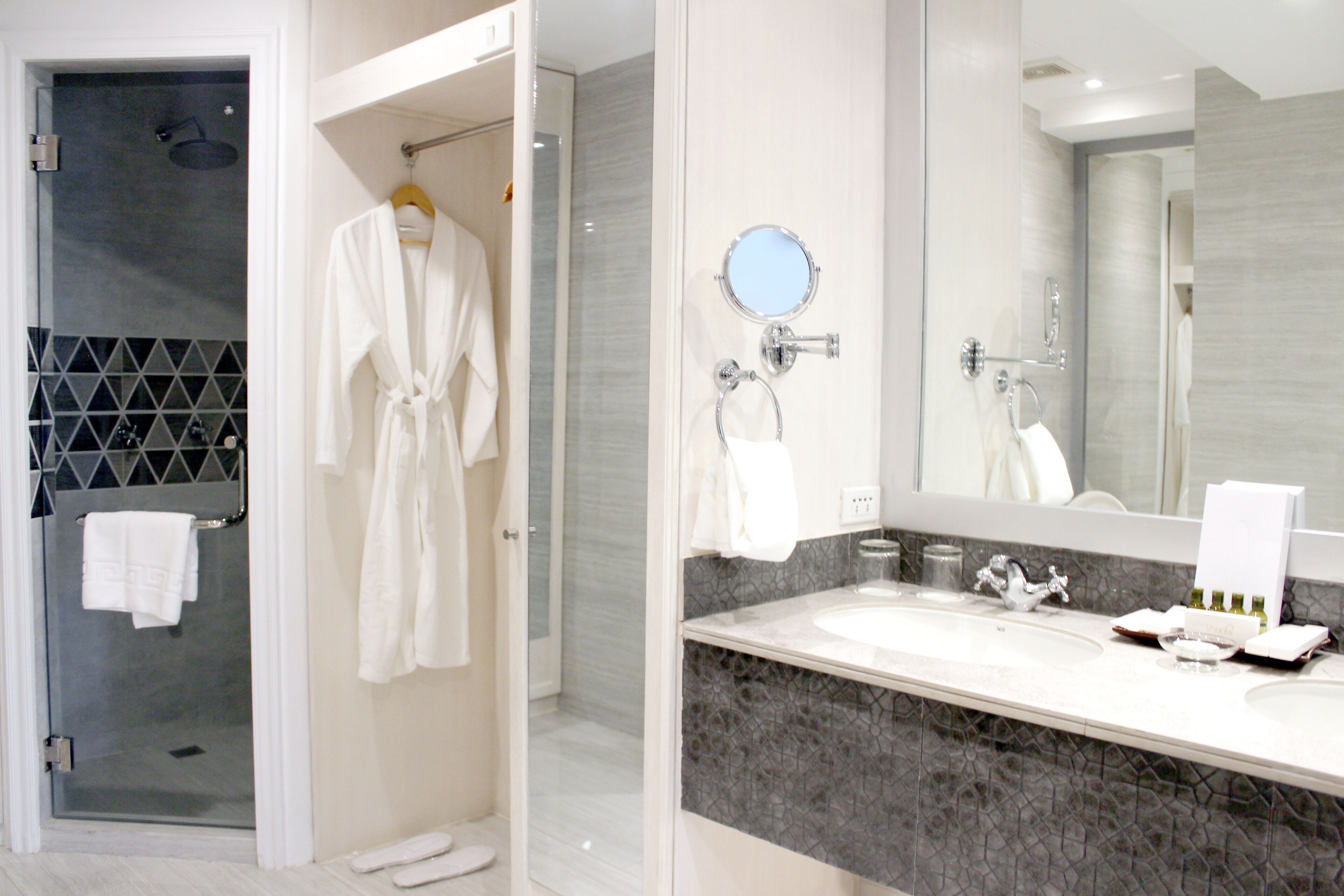 premier penthouse | bathroom | combined shower/bathtub, deep-soaking bathtub, rainfall showerhead