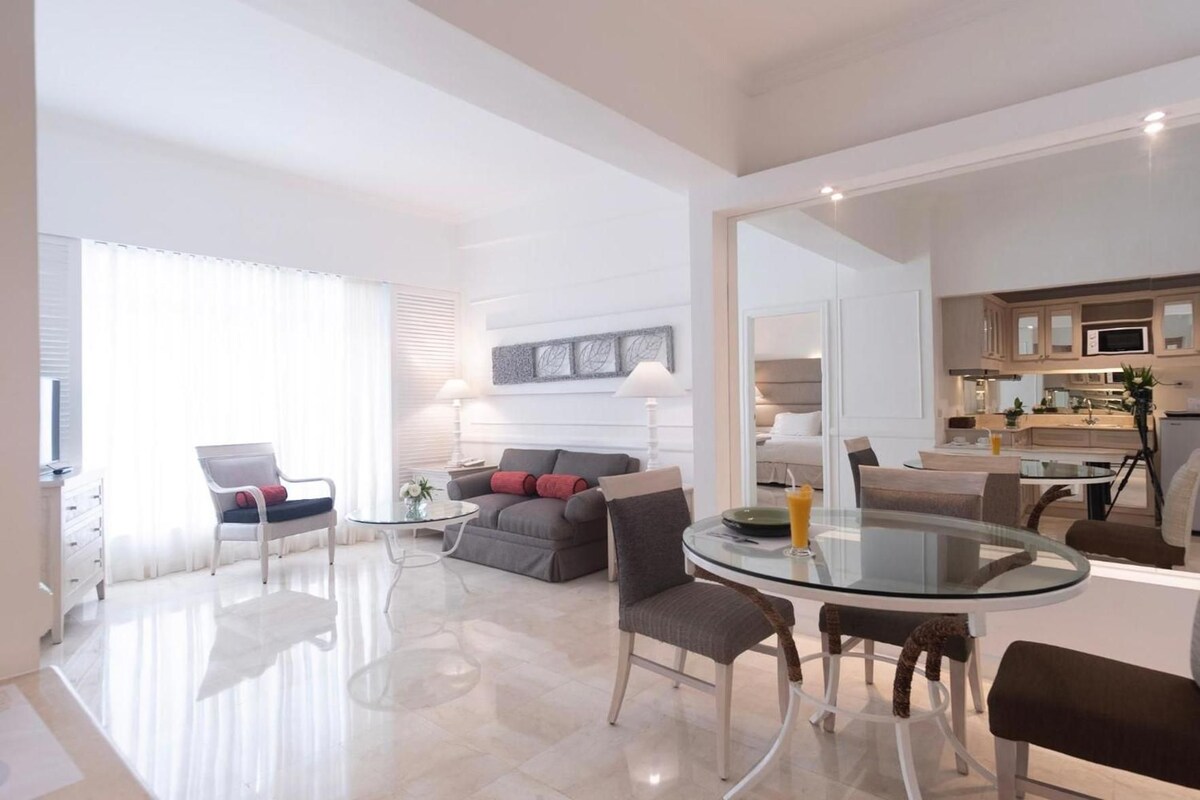 Living area | 55-inch Smart TV with cable channels