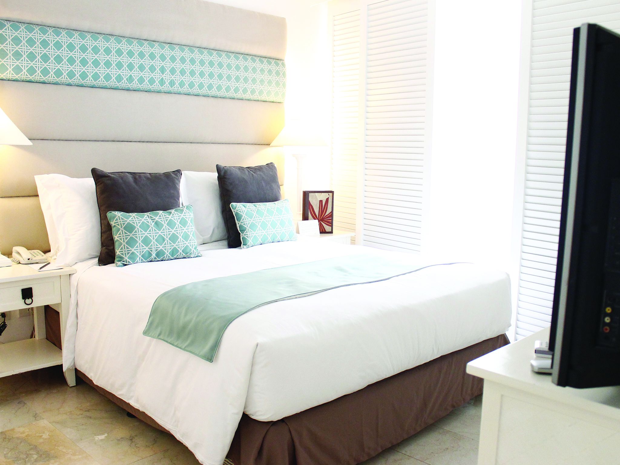 deluxe room | 1 bedroom, in-room safe, desk, iron/ironing board