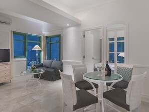 Suite, 2 habitaciones (Regal) | Caja fuerte, escritorio, espacio para trabajar con un portátil