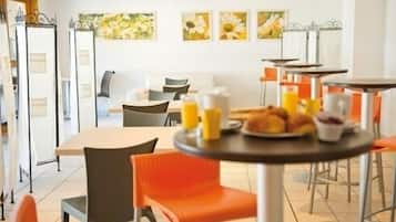 Sarapan prasmanan setiap hari (EUR 9 per orang)
