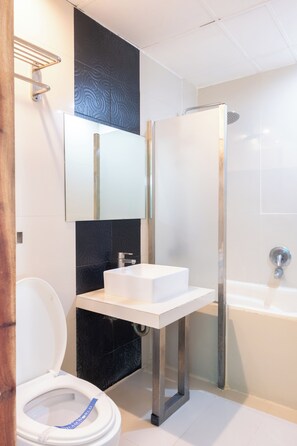 Mega Suite | Bathroom | Shower, free toiletries, hair dryer, towels - Hotel DreamWorld Araneta Cubao (Quezon City)