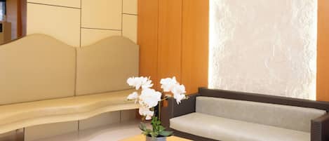 Coin salon dans le hall