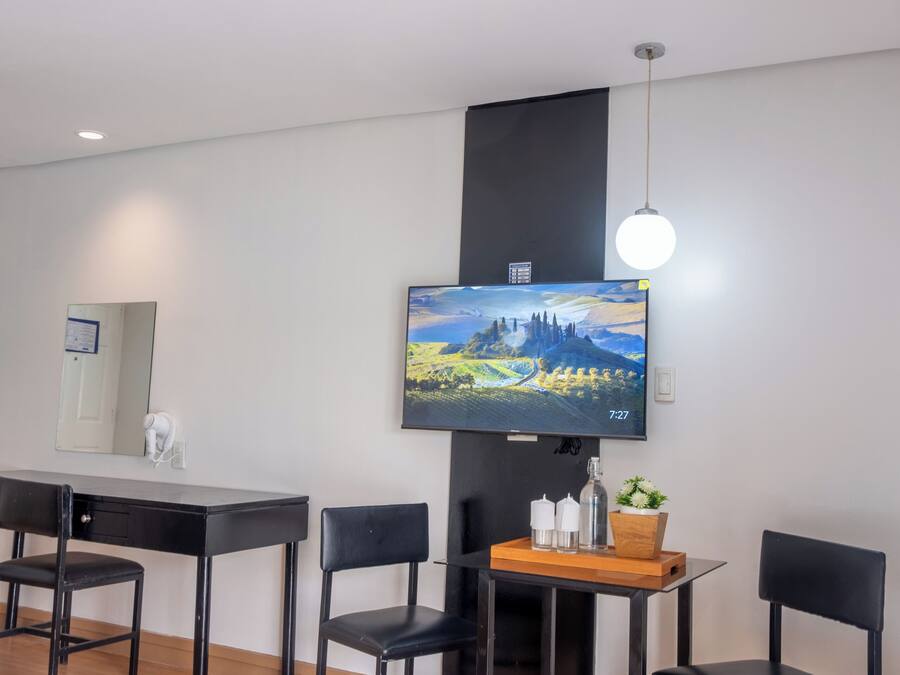 Mega Suite | Free WiFi, bed sheets