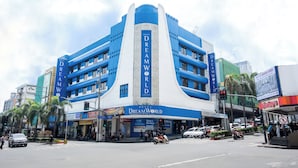 Un hotel con un llamativo letrero de 'DreamWorld', varios pisos y un diseño arquitectónico moderno.