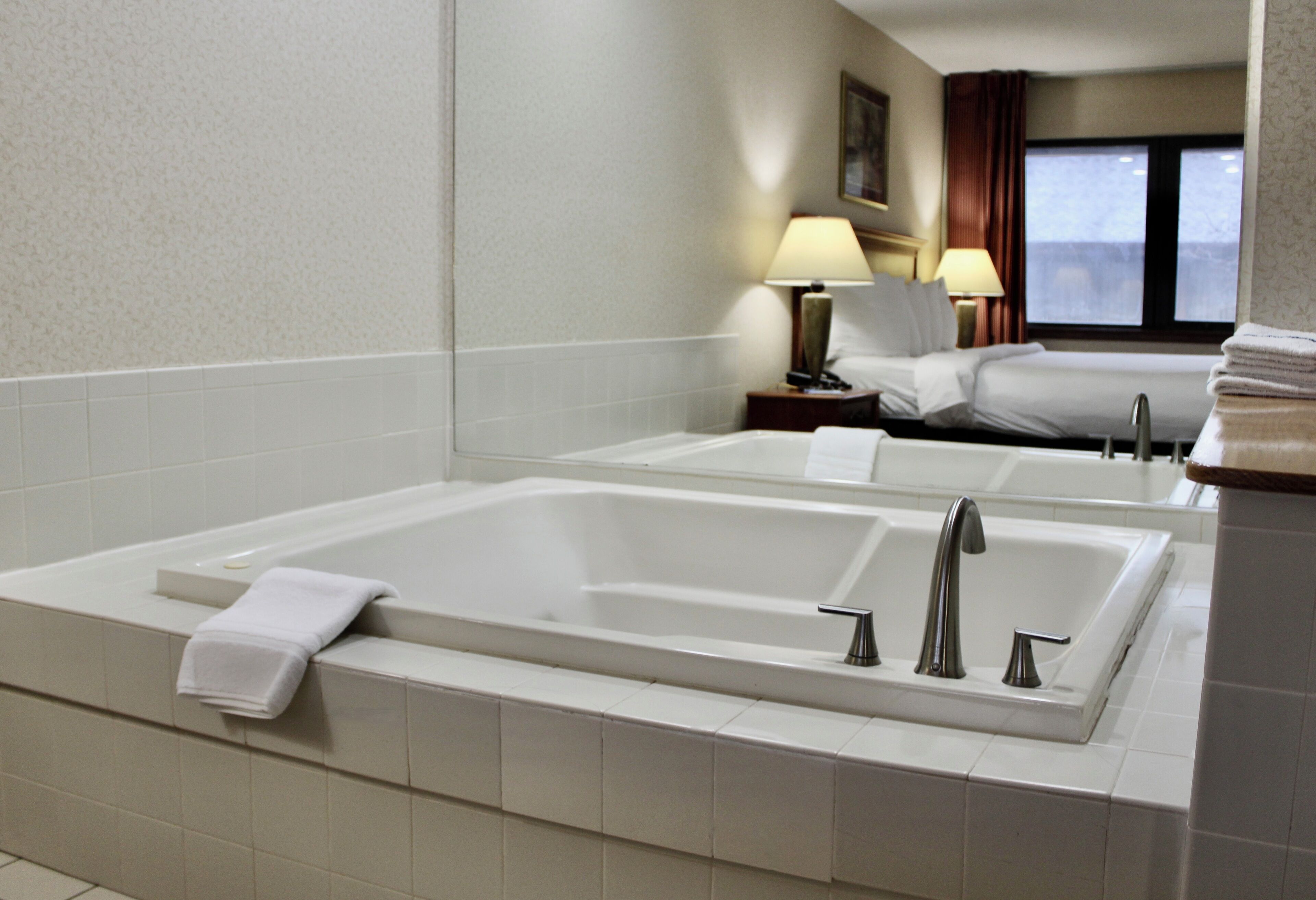 suite, 1 king bed, jetted tub | premium bedding, pillow-top beds, in-room safe, blackout curtains