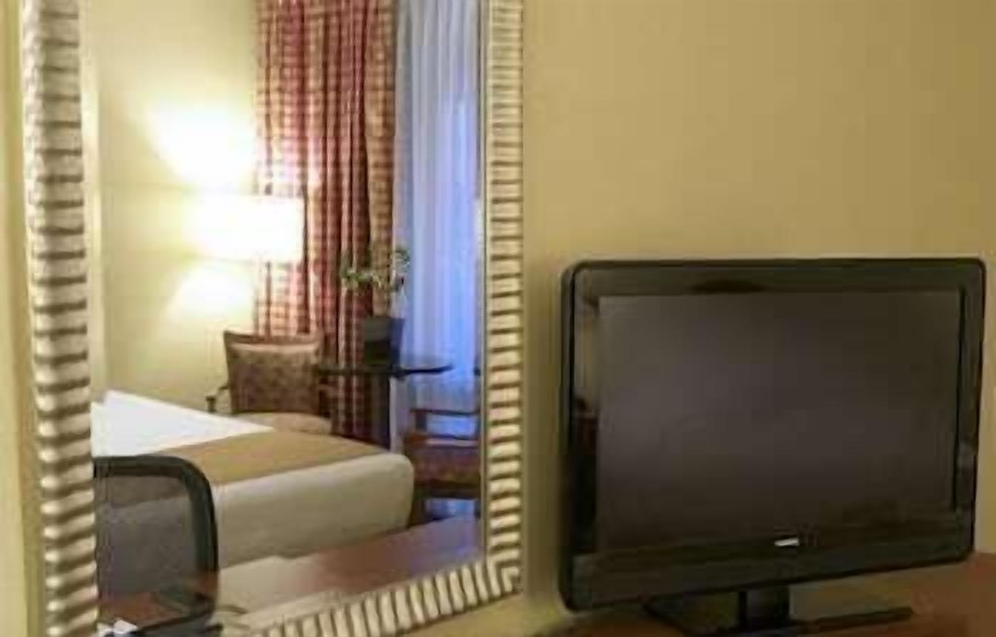 Een bureau, een strijkplank/strijkijzer, gratis wifi, beddengoed
