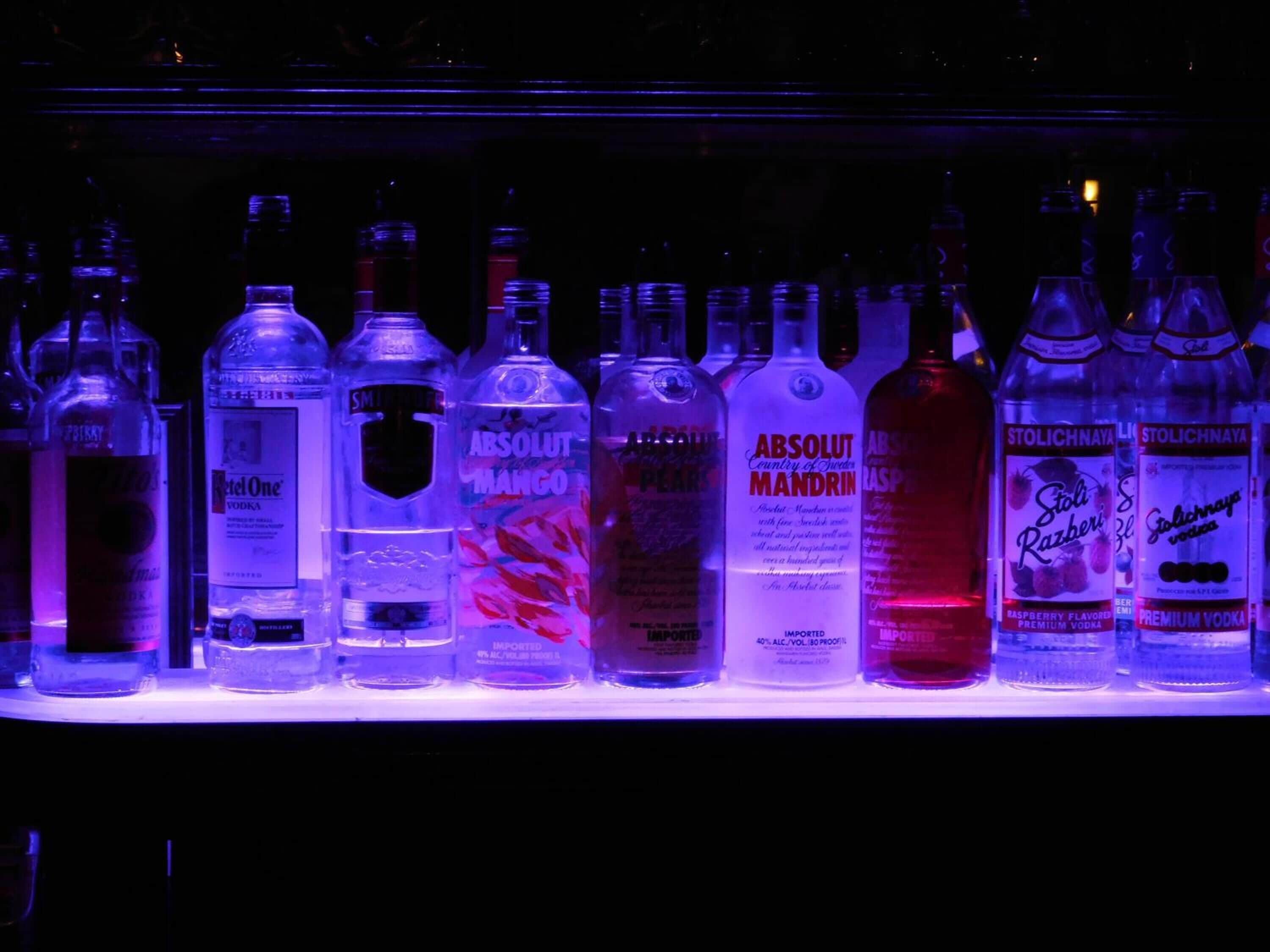 Une sélection de bouteilles de vodka présentées sur une étagère.
