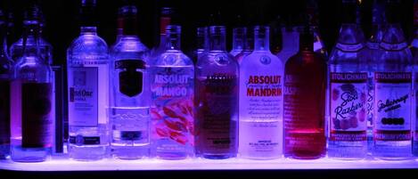 Une sélection de bouteilles de vodka présentées sur une étagère.