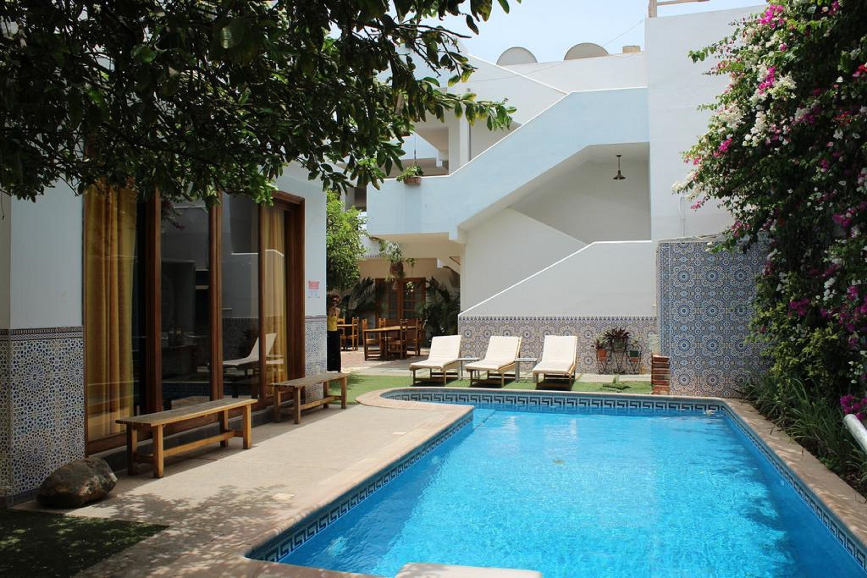 Hồ bơi ngoài trời, ghế dài tắm nắng 