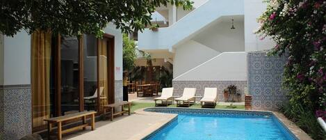 Piscina externa, espreguiçadeiras