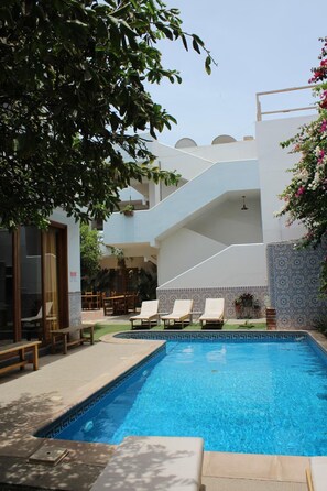 Outdoor pool, sun loungers - Casa Mara Guest House (Dakar)