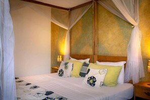 Tempur-Pedic beds, individually decorated, desk, blackout drapes - Casa Mara Guest House (Dakar)