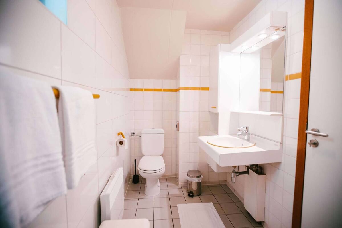 comfort cottage, 2 bedrooms, 2 bathrooms, garden area | bathroom | hair dryer, towels