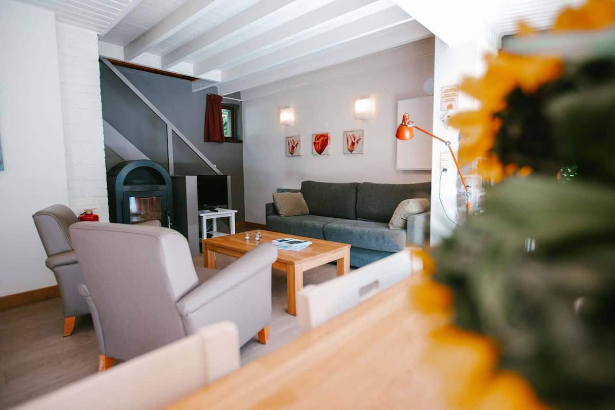 traditional cottage, 1 bedroom, fireplace, garden area | living area | 32-inch tv with satellite channels, fireplace, ping pong