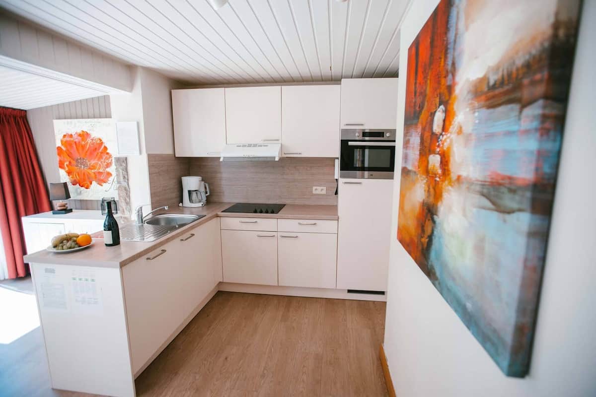 traditional cottage, 1 bedroom, fireplace, garden area | private kitchen | fridge, microwave, dishwasher, electric kettle