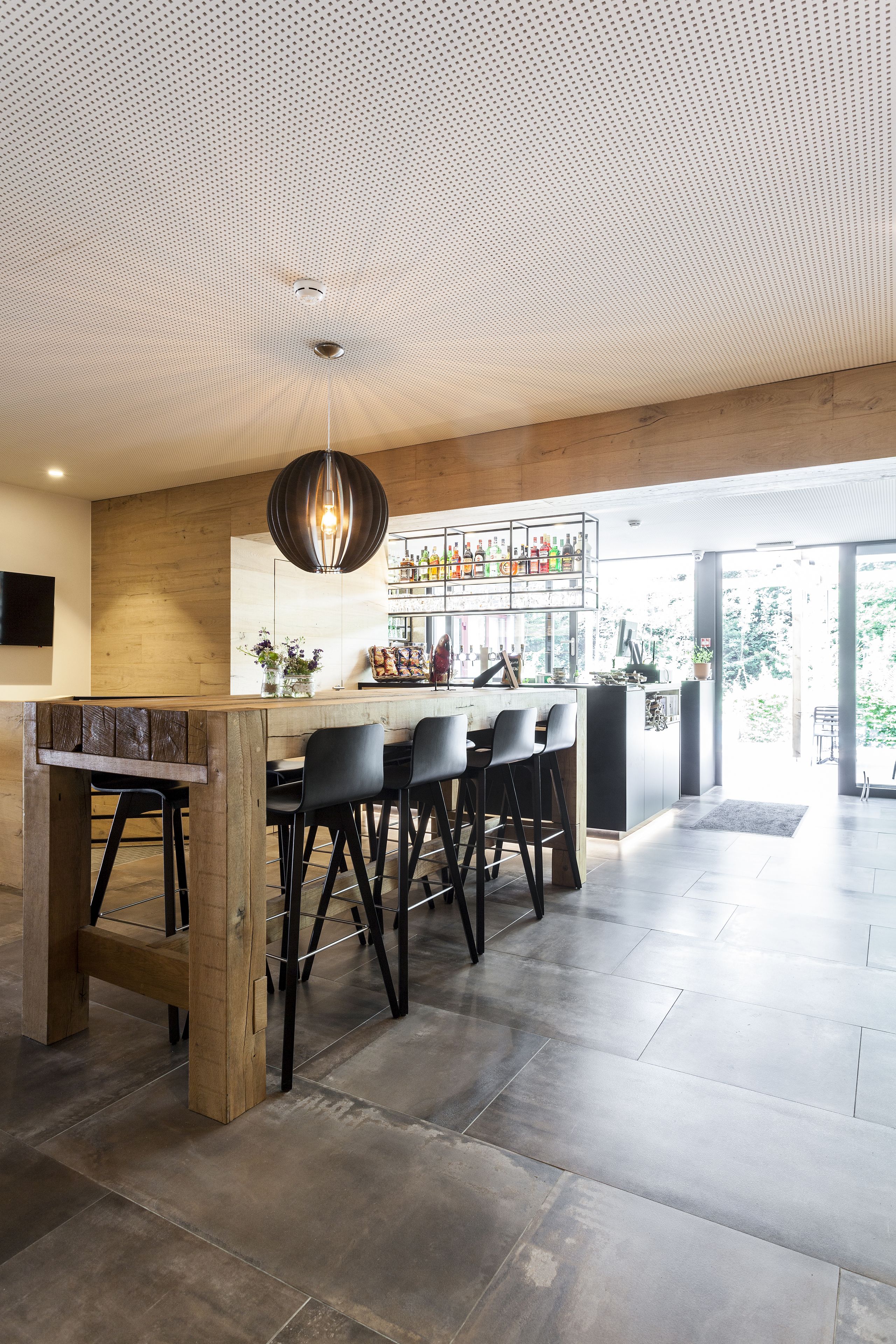 Serveert ontbijt, internationale gerechten, uitzicht op het zwembad 