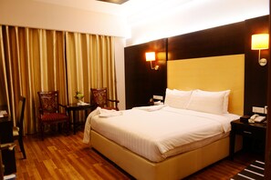 Suite ejecutiva, 2 habitaciones | Caja de seguridad en la habitación, escritorio y insonorización 