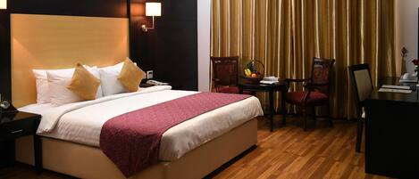 Habitación superior, 1 cama King size | Caja de seguridad en la habitación, escritorio y insonorización