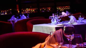 2 restaurantes; se sirven desayunos, almuerzos y cenas