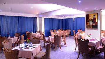 2 restaurants, breakfast, lunch, dinner served; international cuisine