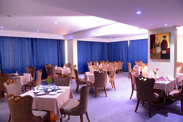 2 restaurants, breakfast, lunch, dinner served; international cuisine