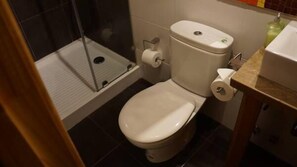Rom – classic | Bad | Dusj, toalettartikler (inkludert), hårføner og håndklær