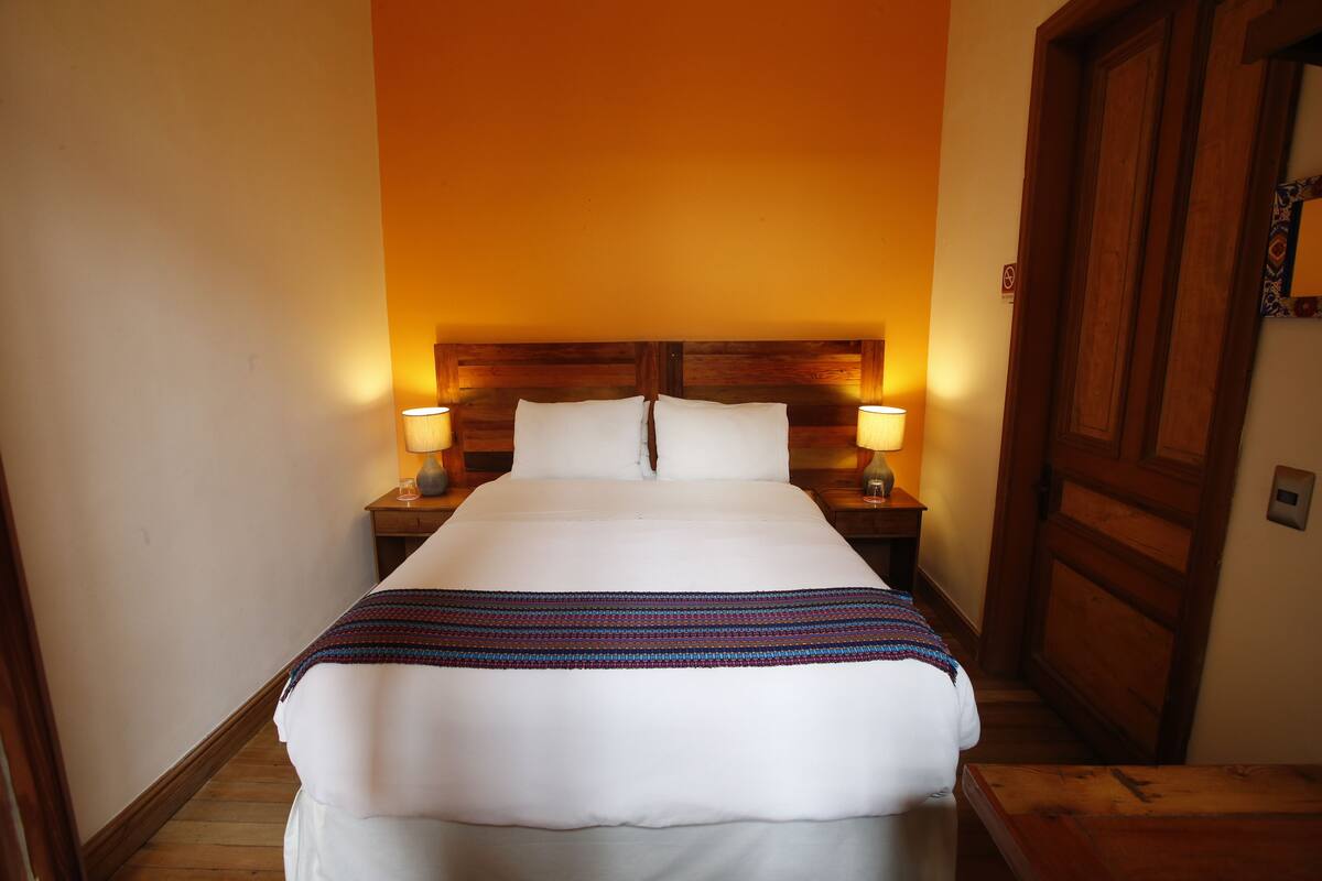 Habitación económica | Cortinas opacas, wifi gratis, ropa de cama