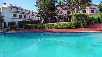 Piscina externa, guarda-sóis, espreguiçadeiras