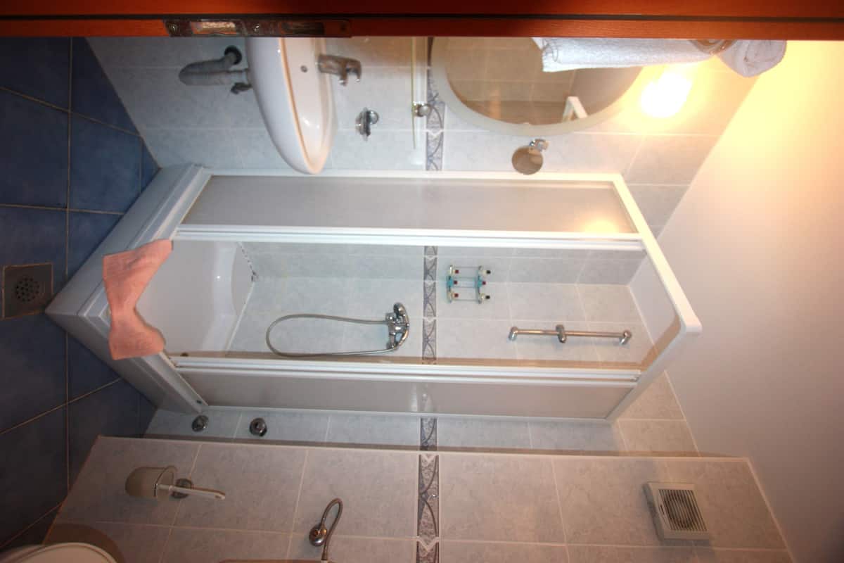 Dusche, kostenlose Toilettenartikel, Haartrockner, Handtücher