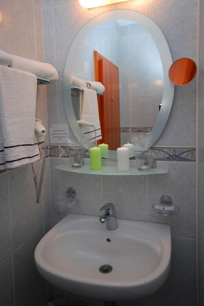Shower, free toiletries, hair dryer, towels - Hotel Magnolija (Becici)