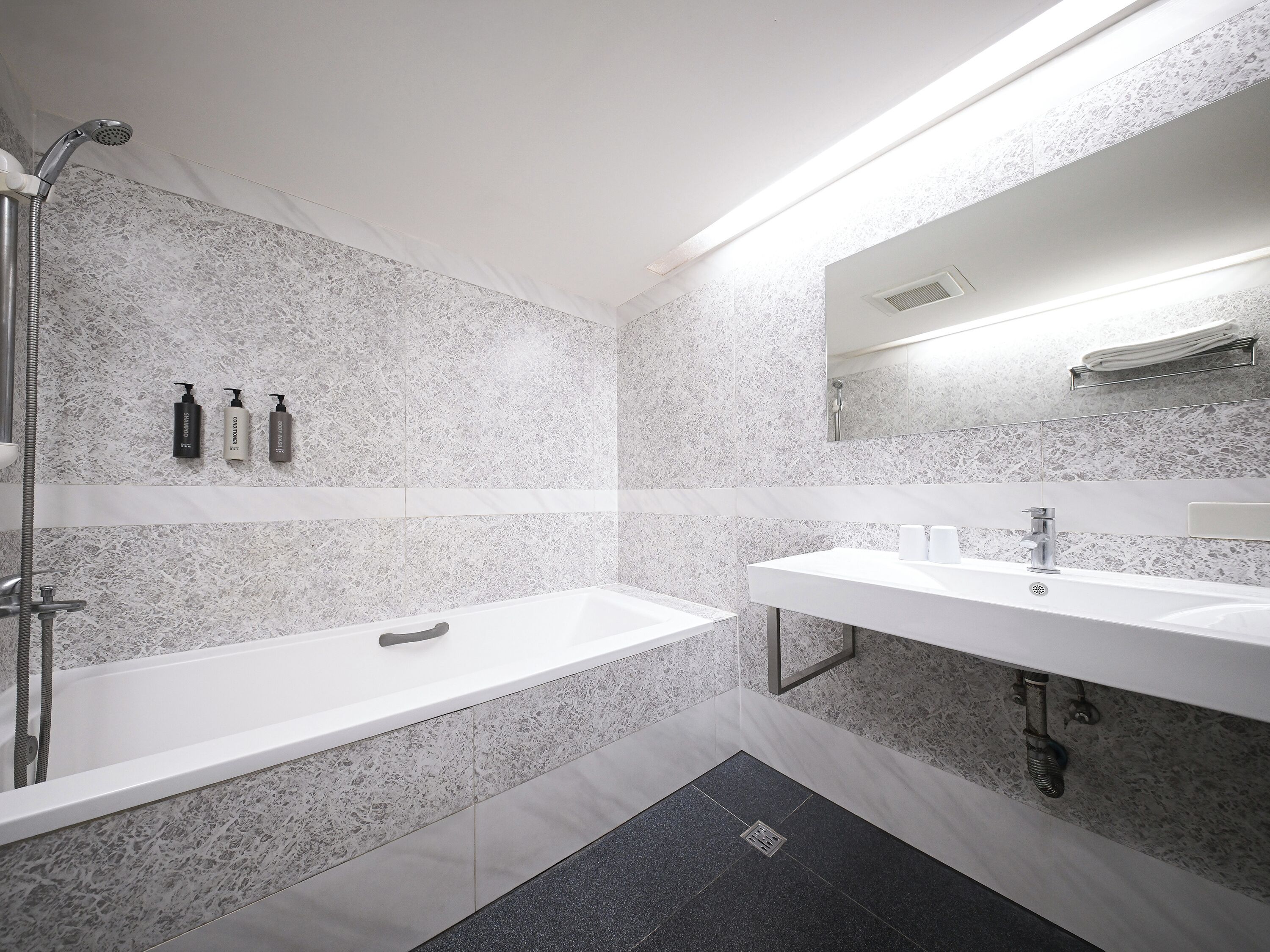 Habitación clásica con 1 cama matrimonial o 2 individuales | Baño | Tina con regadera, regadera tipo lluvia, secadora de cabello, toallas 
