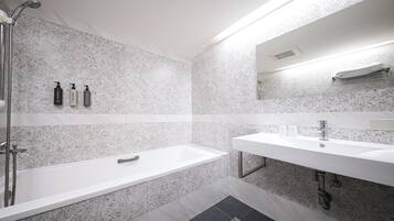 Habitación clásica con 1 cama matrimonial o 2 individuales | Baño | Tina con regadera, regadera tipo lluvia, secadora de cabello, toallas