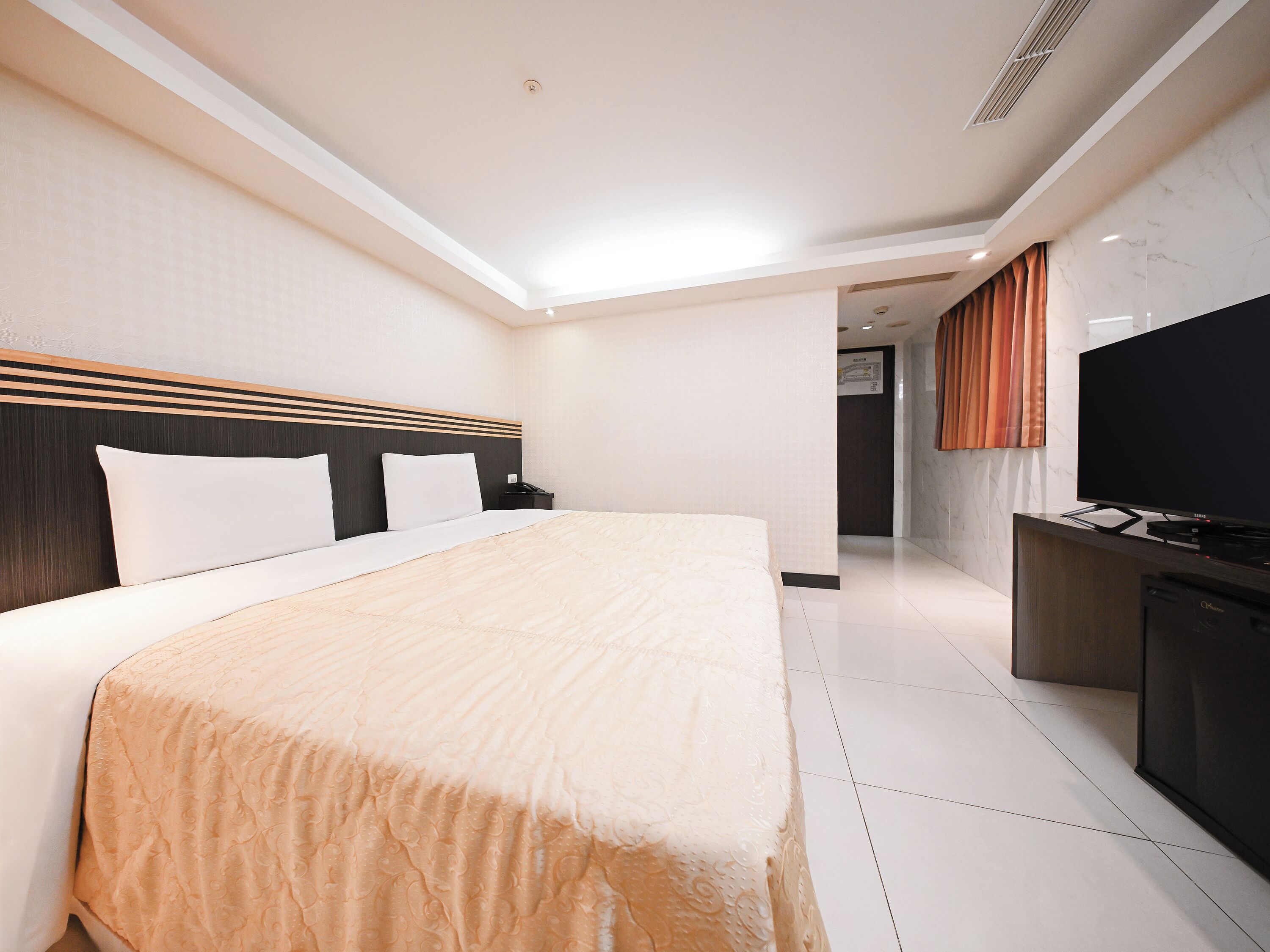 Memory-foam beds, minibar, free WiFi, bed sheets