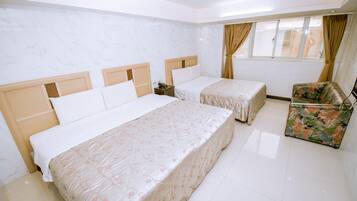 標準四人房 | 記憶棉床墊、迷你吧、免費 Wi-Fi、床單