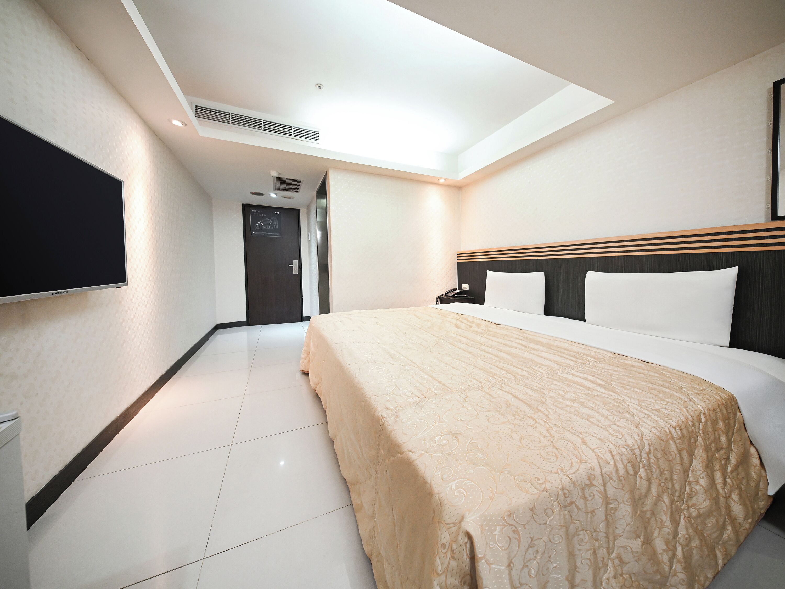 Memory-foam beds, minibar, free WiFi, bed sheets