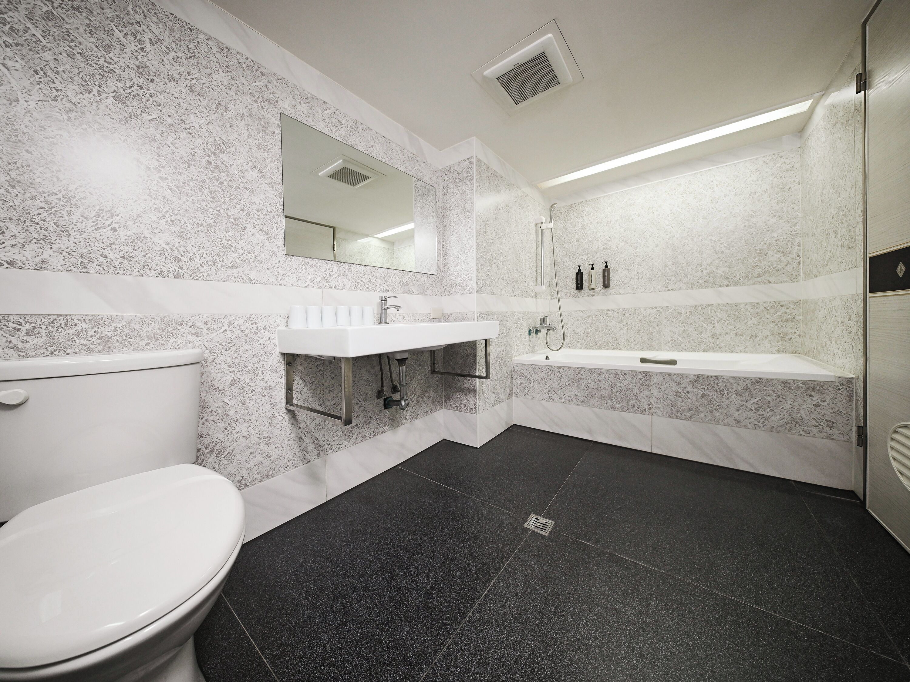 Camera Deluxe | Bagno | Combinazione doccia/vasca, soffione a pioggia, asciugacapelli