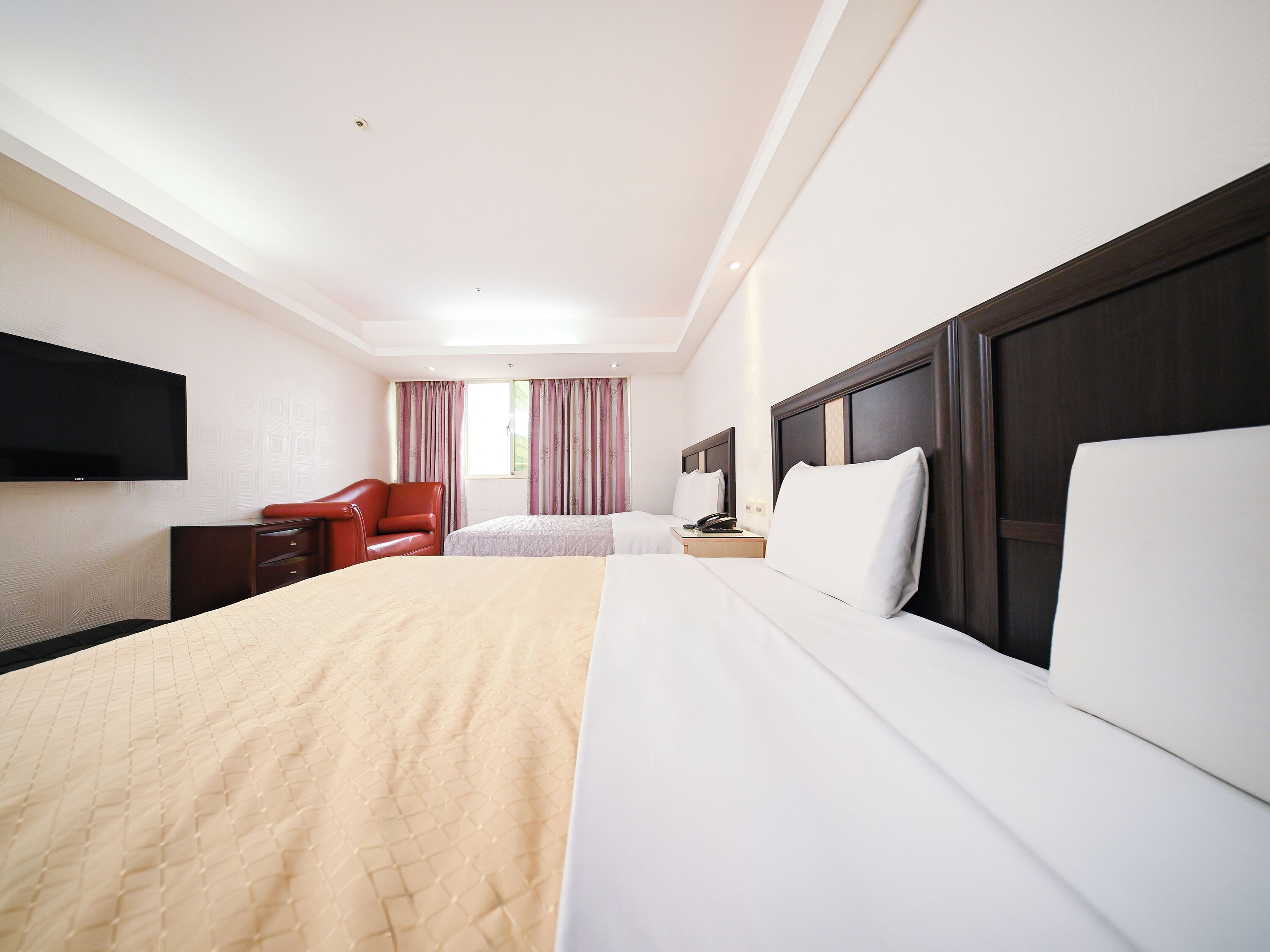 标准四人房 | 记忆海绵床垫、迷你吧、免费 WiFi、床单