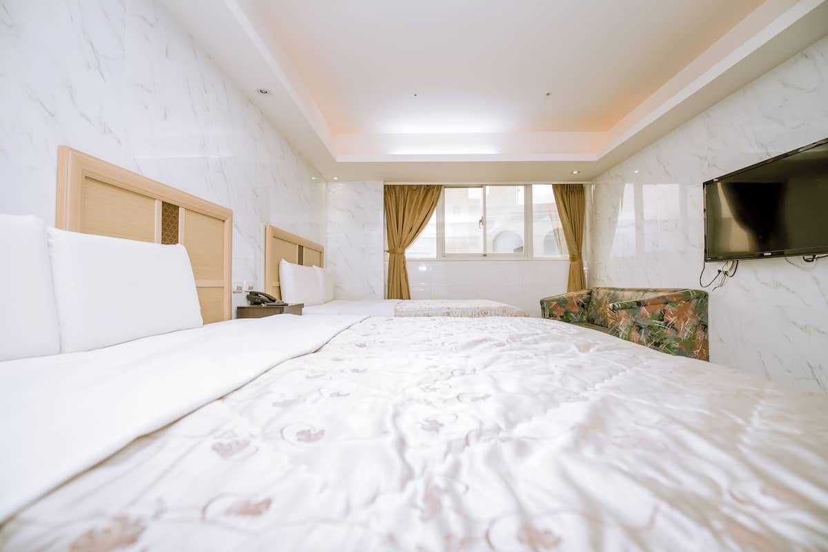 Standardværelse til 4 personer | Senge med madrasser af memory foam, minibar, gratis Wi-Fi, sengetøj