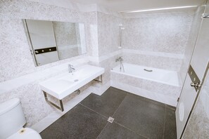 Phòng Deluxe | Phòng tắm | Vòi sen/bồn tắm kết hợp, vòi sen phun mưa, máy sấy tóc, khăn tắm 