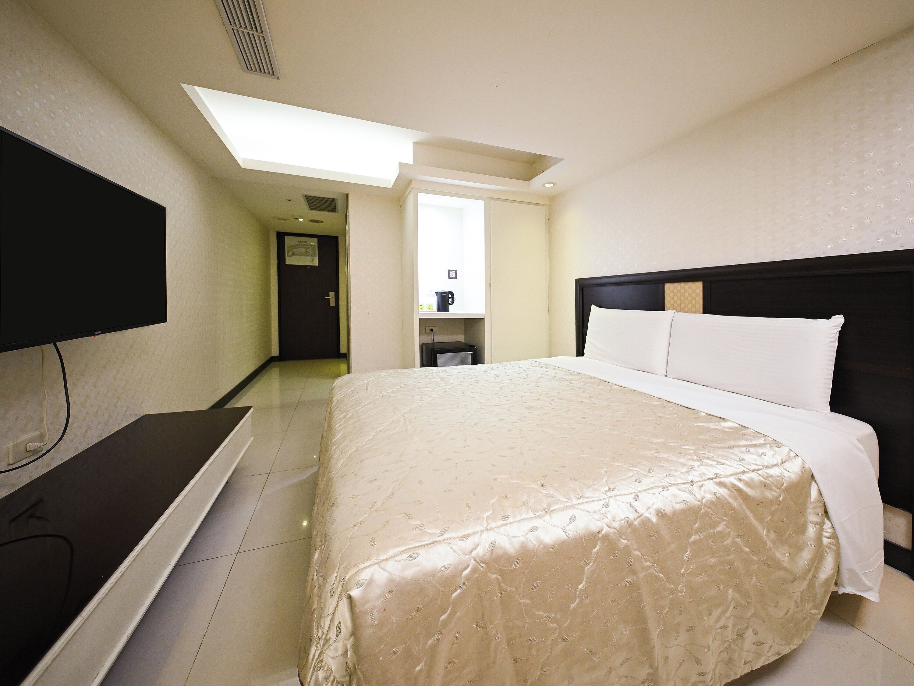 Memory-foam beds, minibar, free WiFi, bed sheets