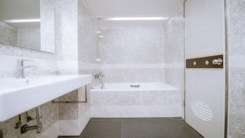 Bañera con ducha, cabezal de ducha tipo lluvia, secador de pelo, toallas